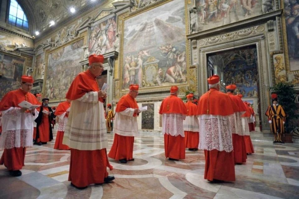Cardeais entrando na Capela Sistina antes do início do conclave no Vaticano, em 12 de março de 2013/foto: OSSERVATORE ROMANO / AFP Cardeais entrando na Capela Sistina antes do início do conclave no Vaticano, em 12 de março de 2013/foto: OSSERVATORE ROMANO / AFP