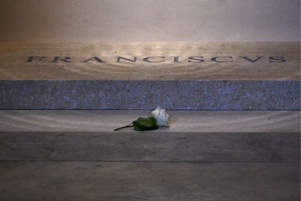 Uma rosa branca repousa sobre o túmulo do Papa Francisco/foto: TIZIANA FABI/AFP Uma rosa branca repousa sobre o túmulo do Papa Francisco/foto: TIZIANA FABI/AFP