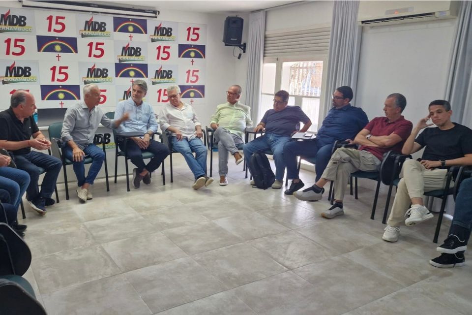 Senador Fernando Dueira, deputado estadual Jarbas Filho e presidente estadual Raul Henry participam de deliberação no diretório pernambucano do MDB/Divulgação Senador Fernando Dueira, deputado estadual Jarbas Filho e presidente estadual Raul Henry participam de deliberação no diretório pernambucano do MDB/Divulgação