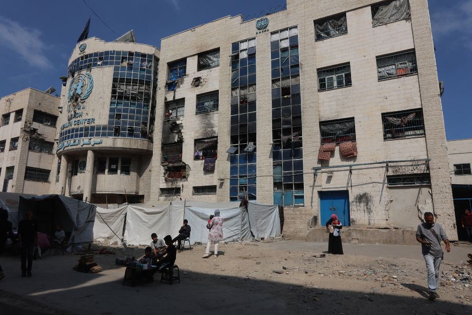 Palestinos deslocados sentam-se perto de tendas improvisadas do lado de fora da clínica administrada pela UNRWA no campo de refugiados de al-Shati, a oeste da Cidade de Gaza/Foto: Omar AL-QATTAA/AFP Palestinos deslocados sentam-se perto de tendas improvisadas do lado de fora da clínica administrada pela UNRWA no campo de refugiados de al-Shati, a oeste da Cidade de Gaza/Foto: Omar AL-QATTAA/AFP