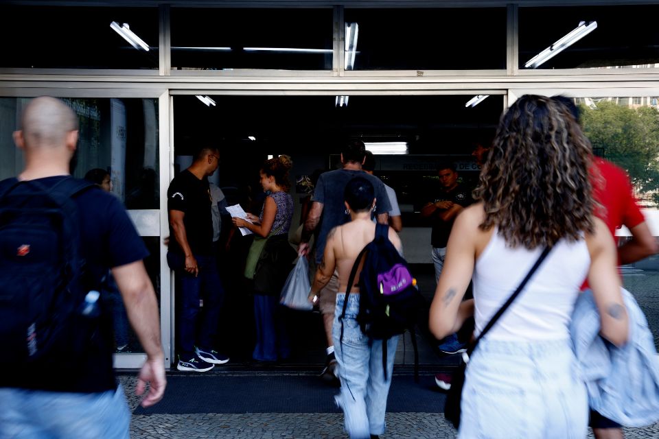 Candidatos chegam para as provas do Concurso Público Nacional Unificado/Foto: Tânia Rêgo/Agência Brasil