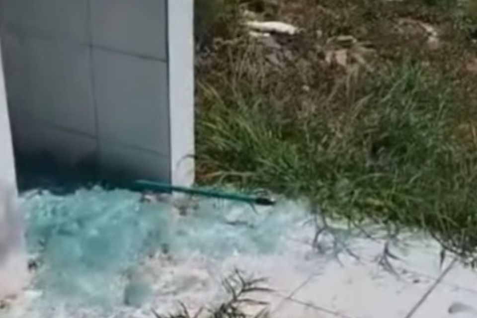 Túmulos e vidros foram depredados/Foto: Reprodução