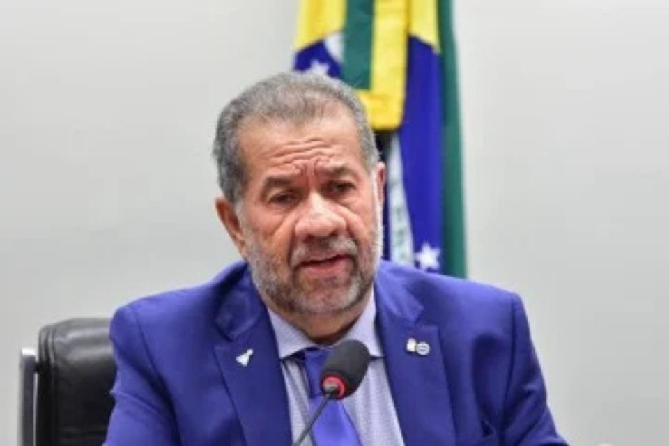 ''Eu enfrentarei com tranquilidade e com a lucidez do justo. Mas cuidado que minha ira é santa'', disse Lupi/foto: Zeca Ribeiro/Câmara ''Eu enfrentarei com tranquilidade e com a lucidez do justo. Mas cuidado que minha ira é santa'', disse Lupi/foto: Zeca Ribeiro/Câmara