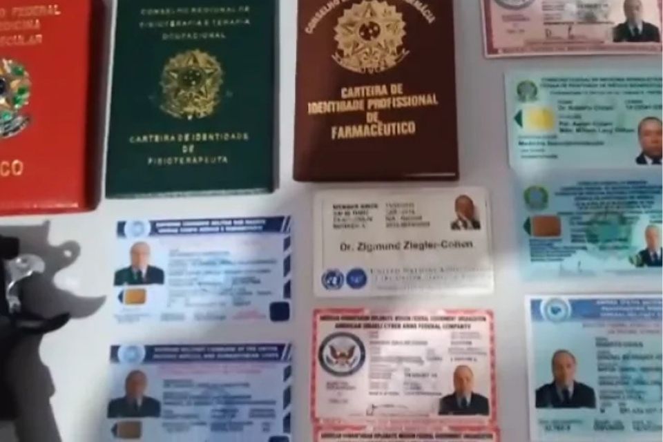 Polícia apreendeu documentos funcionais falsos na casa de golpista que fingia ser médico da ONU/Foto: PCGO / Divulgação Polícia apreendeu documentos funcionais falsos na casa de golpista que fingia ser médico da ONU/Foto: PCGO / Divulgação