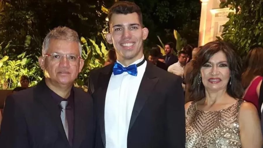 Filho mais velho do casal, Danilo (ao centro), foi absolvido em júri popular