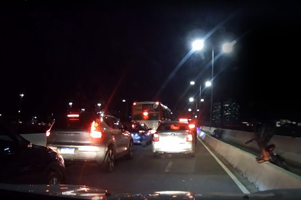 Durante o arrastão, motoristas de carros parados no viaduto foram assaltados./Reprodução/Redes Sociais Durante o arrastão, motoristas de carros parados no viaduto foram assaltados./Reprodução/Redes Sociais