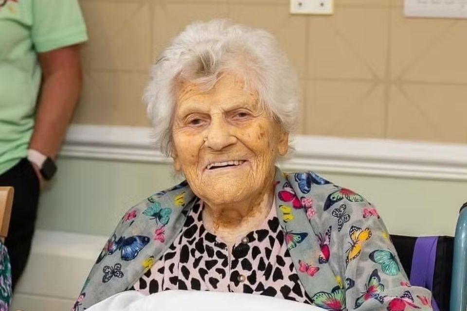 Ethel Caterham, nascida em 21 de agosto de 1909, na Inglaterra, torna-se a nova detentora do título mundial de longevidade. Residente em Surrey, ela já era a pessoa mais velha do Reino Unido e da Europa