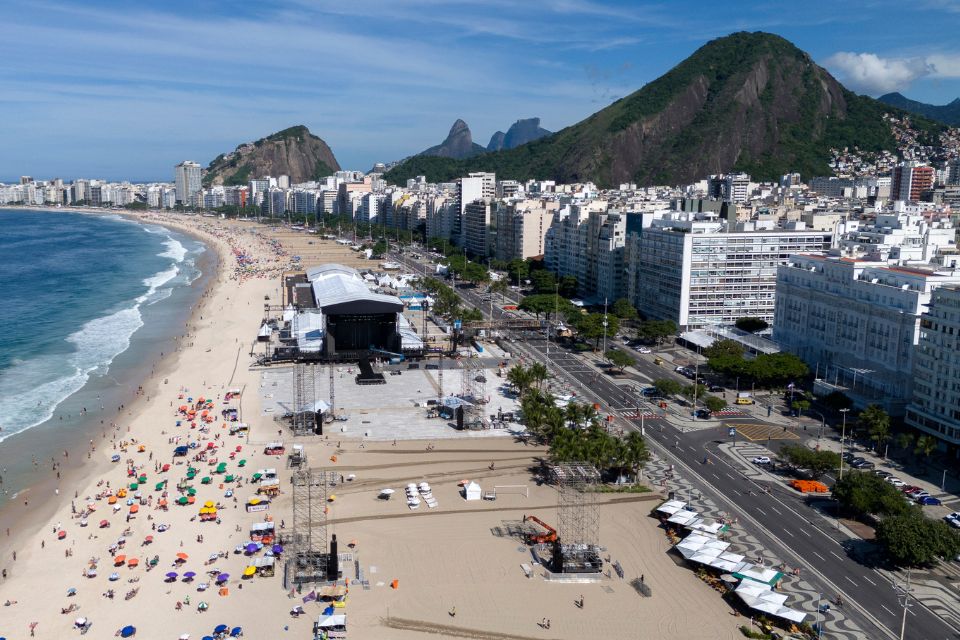 Vista aérea do palco do show da cantora americana Lady Gaga na Praia de Copacabana, no Rio de Janeiro/Foto: Pablo PORCIUNCULA/AFP Vista aérea do palco do show da cantora americana Lady Gaga na Praia de Copacabana, no Rio de Janeiro/Foto: Pablo PORCIUNCULA/AFP