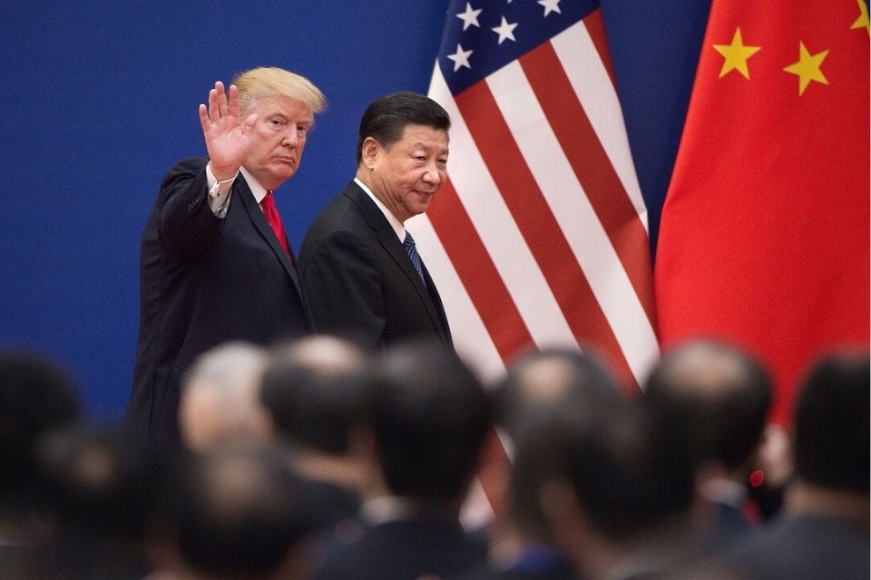 Donald Trump (à esq.) e Xi Jinping (à dir.)