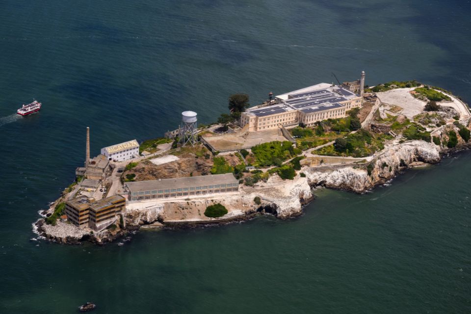 Vista a&eacute;rea mostra a ilha de Alcatraz em S&atilde;o Francisco, Calif&oacute;rnia, em 16 de maio de 2024/Foto: JOSH EDELSON/AFP