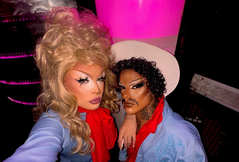 Poseidon e colega em espetáculo cover de Lady Gaga