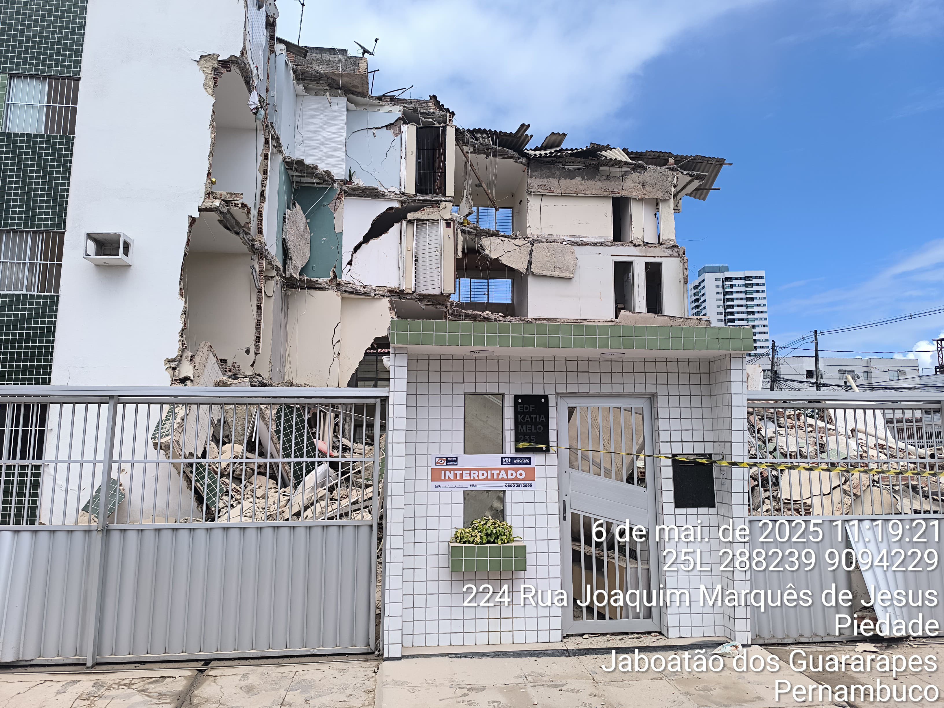 Prédio do tipo caixão caiu em Piedade, em Jaboatão/Foto: Cortesia Prédio do tipo caixão caiu em Piedade, em Jaboatão/Foto: Cortesia