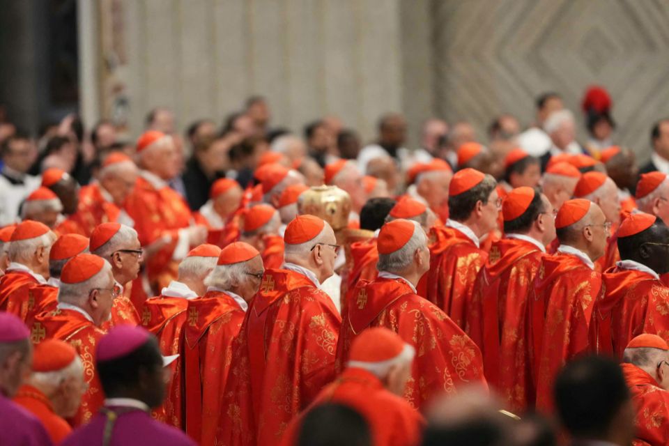 Cardeais assistem à missa de eleição do Romano Pontífice, antes do início do conclave/Foto: Dimitar DILKOFF/AFP Cardeais assistem à missa de eleição do Romano Pontífice, antes do início do conclave/Foto: Dimitar DILKOFF/AFP