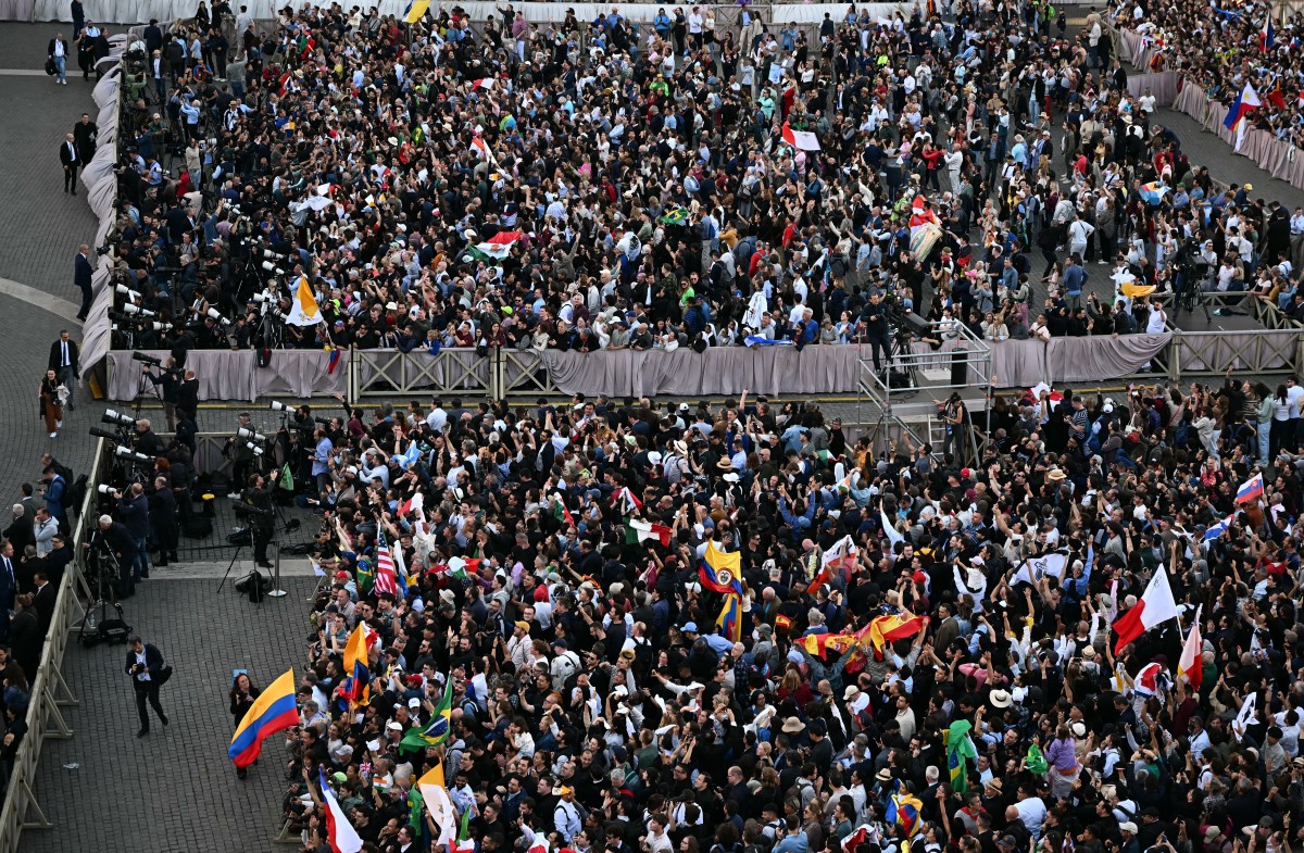 Cat&oacute;licos comemoram escolha do novo papa/GABRIEL BOUYS/AFP