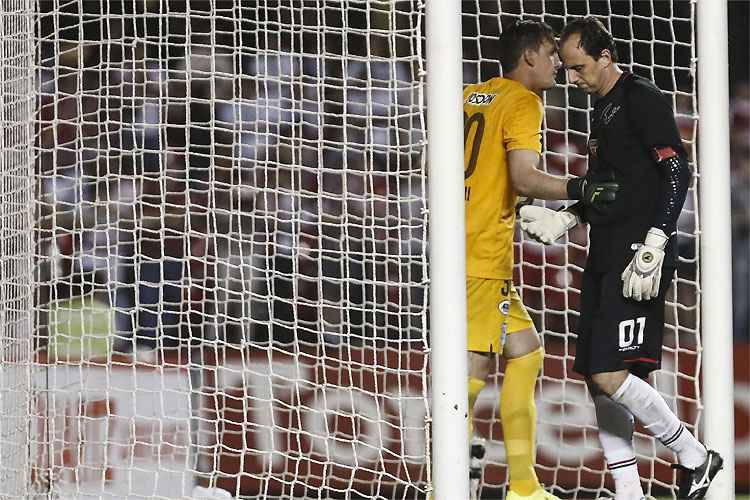 Rogério Ceni converteu uma cobrança, mas não conseguiu evitar eliminação do Tricolor nos pênaltis