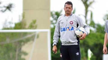Técnico Claudinei Oliveira quer despedir da torcida com vitória