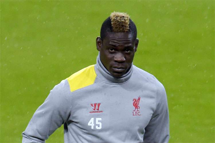 Em má fase no Liverpool, Mario Balotelli se envolve em polêmica no Instagram e pede desculpas 