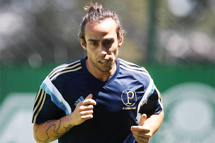 Valdivia corre durante treinamento secreto do Palmeiras, na Academia de Futebol do clube paulista