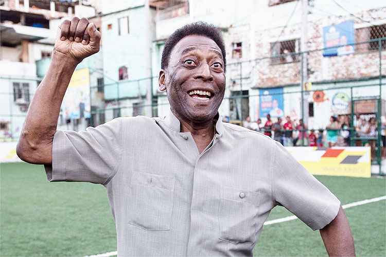 Pelé também se sente à vontade para caminhar pelo quarto e se alimenta sem maiores restrições