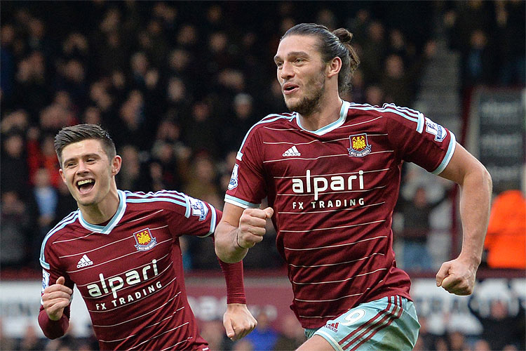 Andy Carrol (d) foi o nome do jogo. O atacante marcou dois dos três gols do West Ham