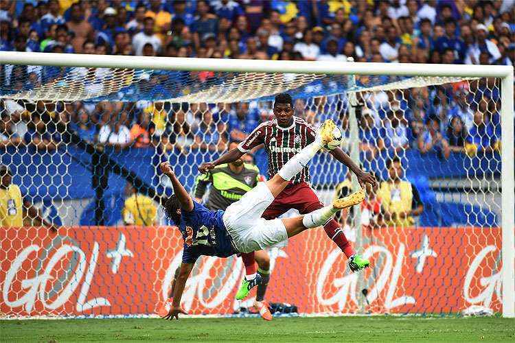 Voleio de Marcelo Moreno no segundo tempo decretou a virada do Cruzeiro sobre o Fluminense