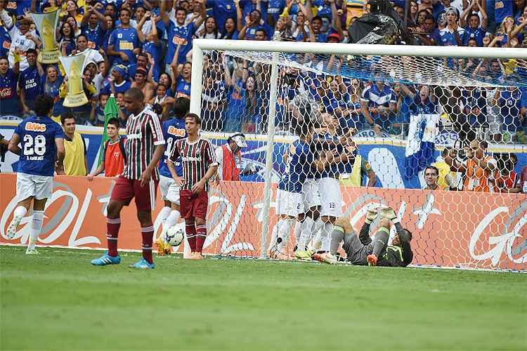 Nilton, no fim do primeiro tempo, marcou de cabeça e empatou para o Cruzeiro, levando a torcida ao delírio