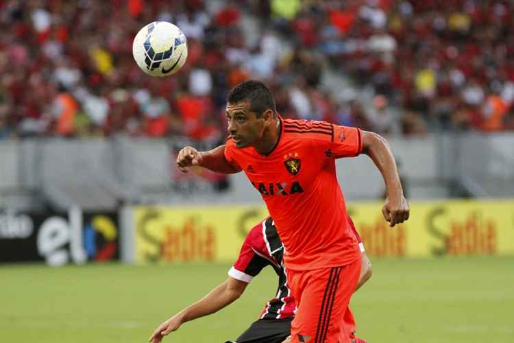 Diego Souza exaltou a torcida do Sport e voltou a falar que gostaria de permanecer no clube