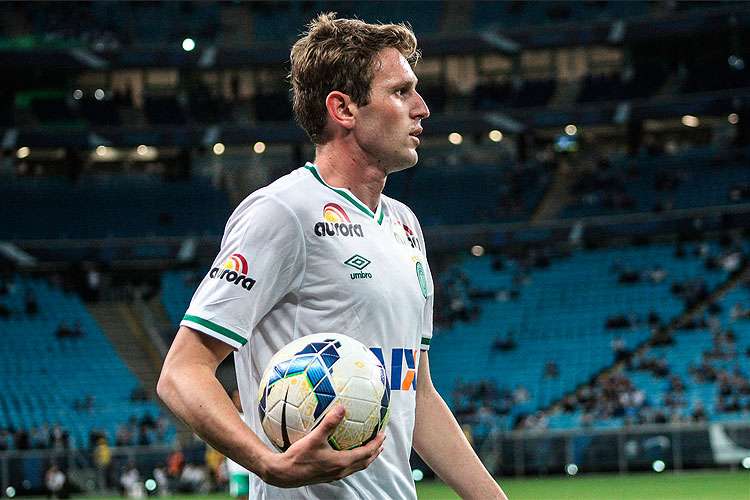 Depois de se destacar na Chapecoense, lateral Fabiano assinou contrato de cinco anos com o Cruzeiro