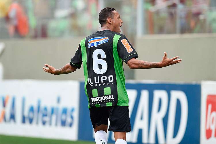 Embora lateral-esquerdo de origem, Gilson foi deslocado para o meio-campo no América e marcou 6 gols na B