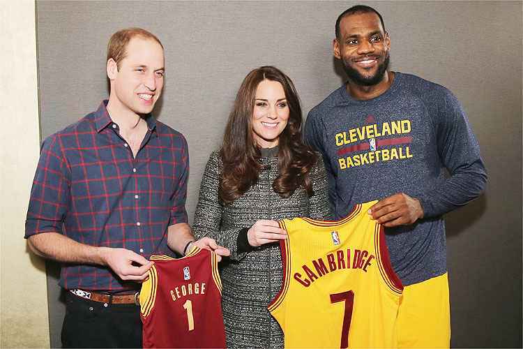 Após vitória sobre os Nets, a 7ª da temporada, LeBron James presenteou casal real com camisa dos Cavs