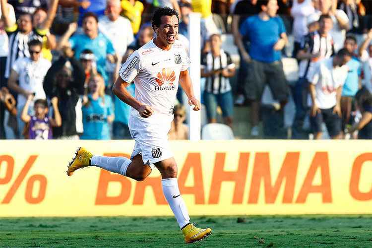 Leandro Damião ganhou destaque atuando pelo Internacional, mas não emplacou no Santos