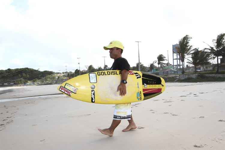 Roberto Pino é conhecido como Pino Detonador e recebeu apelido pela habilidade com as ondas em Itapuama