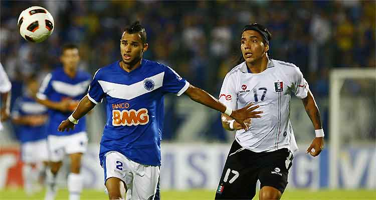 Pablo em ação pelo Cruzeiro contra Once Caldas, na Libertadores de 2011; ex-camisa 2 se vê injustiçado
