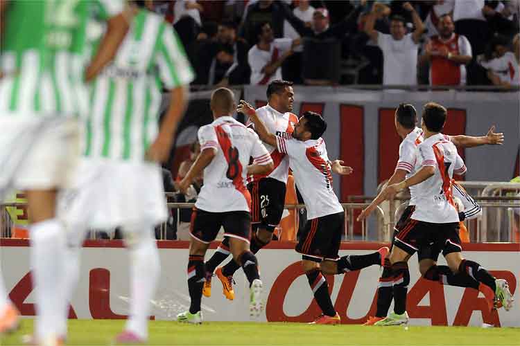 Jogadores do River Plate comemora com Mercado, autor do primeiro gol na decisão no Monumental de Núñez
