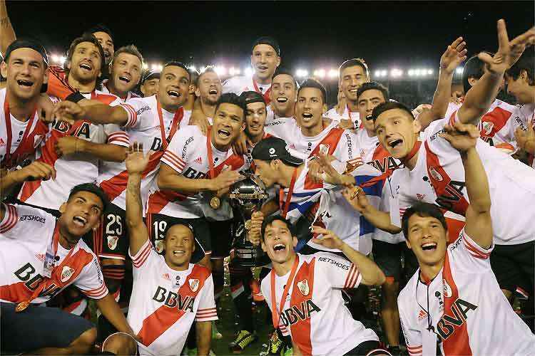 Jogadores do River Plate comemoram conquista inédita da Copa Sul-Americana diante da fanática torcida