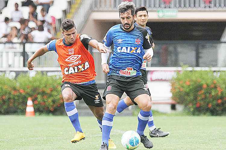 Atualmente no Vasco da Gama, Douglas (D) deve voltar ao Grêmio, clube que defendeu entre 2010 e 2012