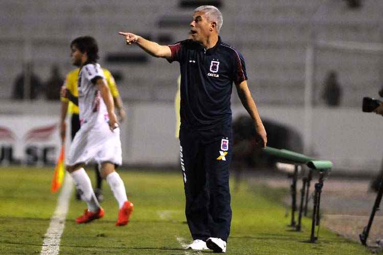 Após deixar o Paraná Clube, treinador deve chegar ao Recife para assumir o Santa na próxima segunda