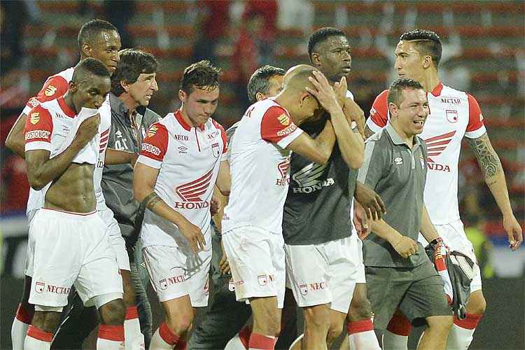 Jogadores do Santa Fé comemoram vitória que pode garantir título à equipe no próximo domingo