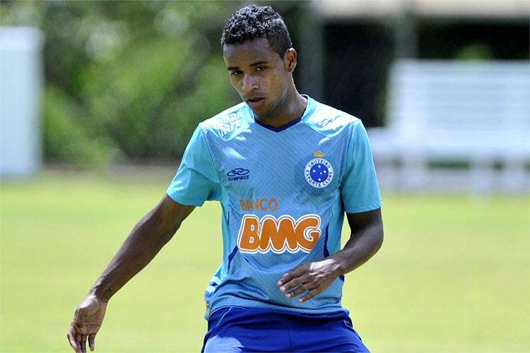 Elber tem contrato com o Cruzeiro até o fim da temporada 2017 e espera ser aproveitado no próximo ano