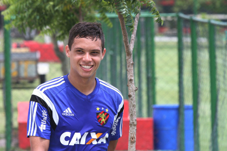 De acordo com diretoria rubro-negra, atacante Mike tem interesse em continuar no Leão 