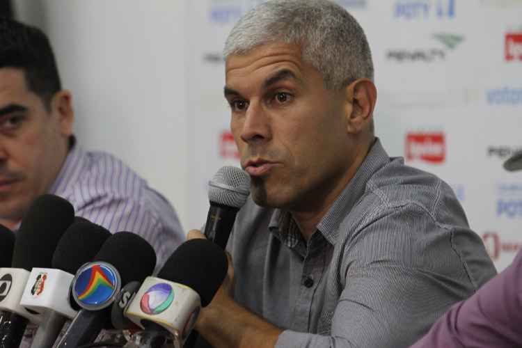 Técnico Ricardinho entregou lista de reforços para diretoria, que deve trazer mais 17 jogadores para PE 2015
