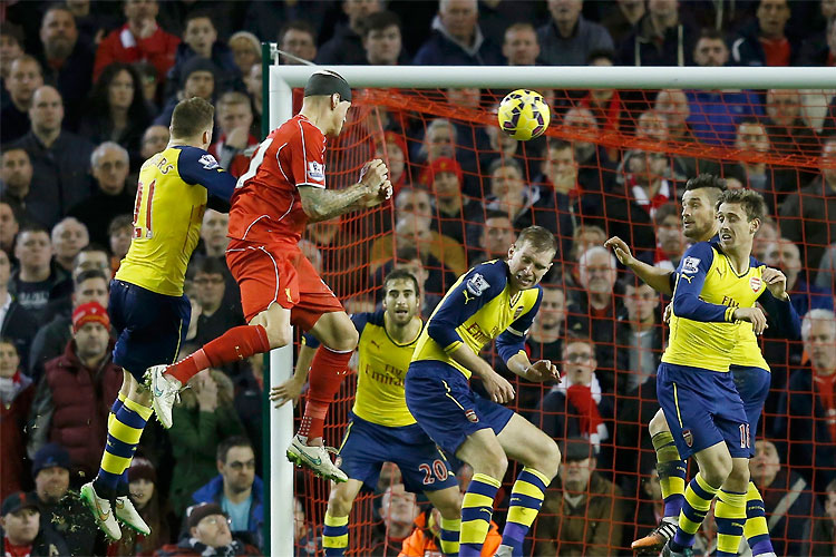 Zagueiro Skrtel sobe para empatar grande jogo entre Liverpool e Arsenal nos minutos finais da partida