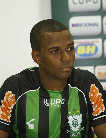 André renovou por mais um ano com Coelho