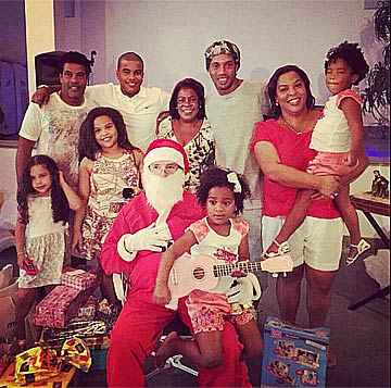Jogador divulgou fotos com seus familiares em sua página do Facebook, desejando Feliz Natal
