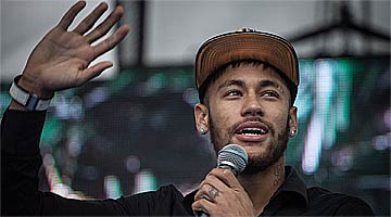 Neymar, atacante do Barcelona, foi o único brasileiro a aparecer na lista do jornal francês