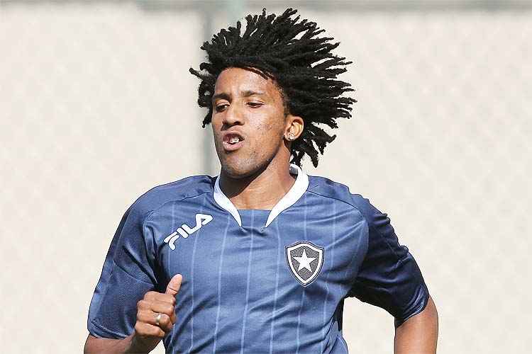 Lateral Cortez deve retornar ao Botafogo, clube pelo qual se destacou durante a temporada de 2011