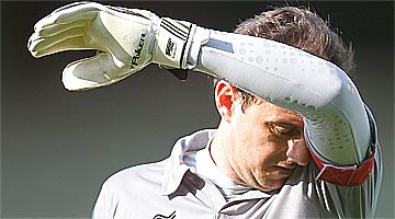 O capitão Rogério Ceni escolheu a música Hells Bells, do AC/DC para entrada do time em campo