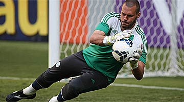 Deola foi formado nas divisões de base do Palmeiras e foi emprestado para vários clubes