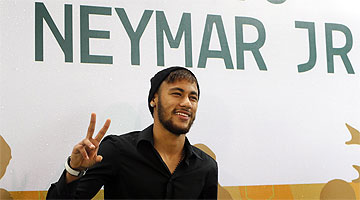 Neymar ganhou prêmio pela primeira vez