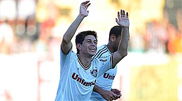 Argentino Conca está na mira de vários clubes brasileiros e Fluminense tenta sua permanência